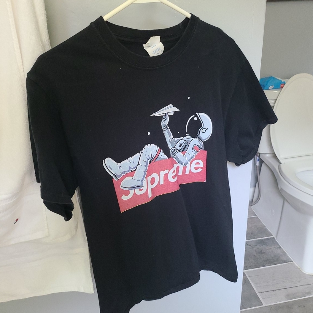 Fake supreme tee.
